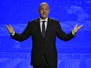 Neuer britischer Premier und Blatter kritisieren FIFA-Pläne