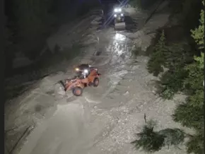 Schwere Mure verlegt Straße im Gadertal