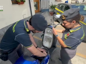 Tausende illegale E-Scooter als E-Bikes verkauft – VIDEO