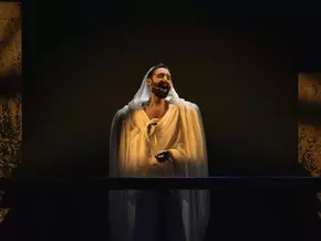 Conchita Wurst als Todesengel bei "Romeo & Julia" in Wien