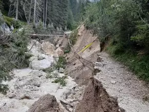 Südtirol: Bach reißt Wanderweg und Brücke weg