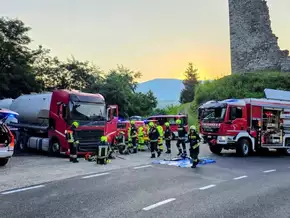 Schrecken in Vahrn: Mann unter Lkw eingeklemmt