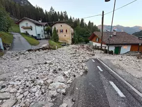 Gerölllawinen reichen bis vor die Haustüre und erschüttern Landesstraße