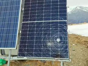 Gefährlicher Vandalismus am Berg: Lebenswichtiges Photovoltaikmodul mutwillig zerstört