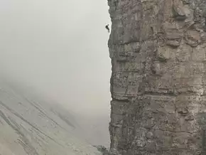 Gefährlich: Bergsteiger hängt hilflos im Seil