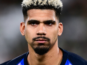 Barca leiht Araujo an Liverpool aus