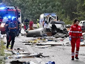 Frontalunfall zwischen Reisebus und Camper: Sechs Tote und 27 Verletzte