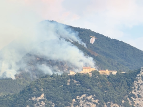 Luftschlacht gegen das Feuer am Gardasee: Canadair im Einsatz – VIDEO