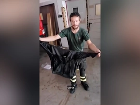 Feuerwehr: Neue Polo-Shirts lösen sich im Wasser auf – VIDEO