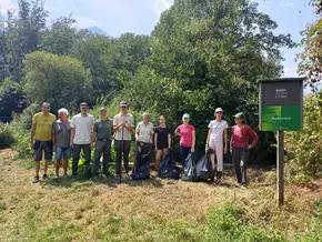 Naturns: Jugendliche packen im Biotop Kleine Etsch mit an