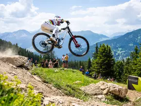 Höll rast zum fünften Downhill-WM-Titel in Serie