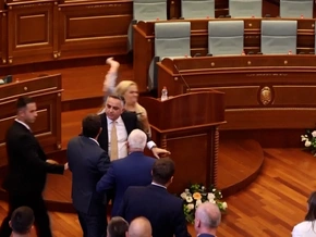 Im Parlament fliegen rohe Eier
