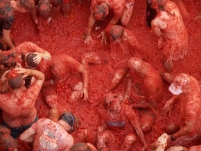 „La Tomatina“ – Hier fliegen Tomaten