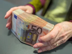 4.390 Euro einfach so verschenkt: Er sorgt für ein Rätsel
