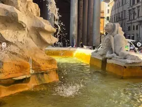 Pantheon-Brunnen durch Hitze zum Leben erweckt