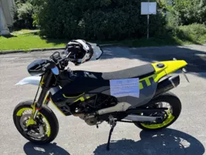Nach “Wheelie” direkt vor der Ortspolizei ist er sein Motorrad los