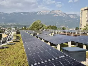 Kindergarten Firmian: Gründach und Photovoltaikanlage steigern Energieeffizienz