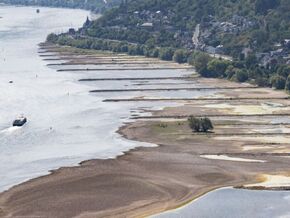 Industrie drosselt wegen Rhein-Niedrigwasser Produktion
