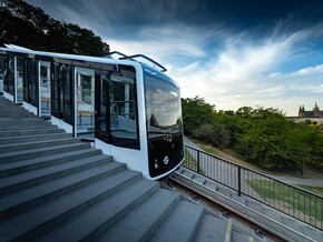 Die zwinkernde und errötende Standseilbahn von Prag