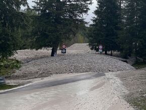 Mure geht auf Alpen-Pass nieder: Parkplatz und Straße verschüttet