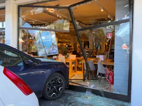 Bruneck: BMW-SUV kracht in Schaufenster