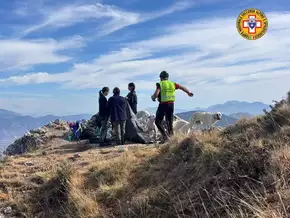 Blanke Angst: Junge Wanderinnen im Zelt von Hirtenhunden umzingelt
