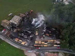 Zimmereibetrieb wird Raub der Flammen