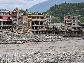 Zwei weitere Überlebende der Sturzflut in Nepal gerettet