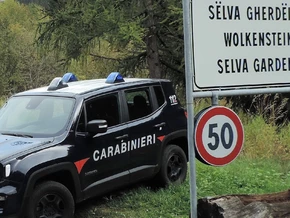 Dreistes Paar spart sich das Einkaufen im Dolomiten-Urlaub