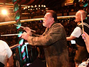Arnie dirigierte auf der Wiesn wieder singende Menge