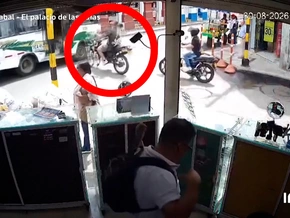 Kolumbien: Motorradfahrer landet im Bus – unverletzt - Video
