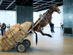 Kniender Hitler und ausgestopfte Tauben in Cattelan-Schau