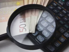 Entgelttransparenz: Über die Hälfte der Stellenangebote korrekt