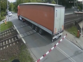 Polen: Zug rammt Sattelschlepper
