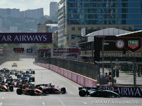 Russell feiert in Baku Start-Ziel-Sieg vor Verstappen