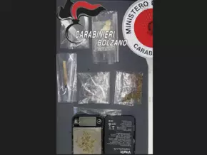 Carabinieri stellen Bescheid zu und entdecken Drogen