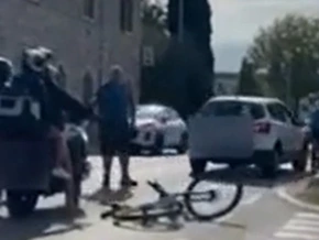 Autofahrer fährt Radfahrer an und flüchtet