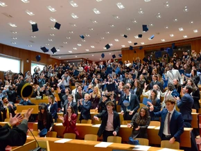 366 Graduierte feiern ihren Studienabschluss