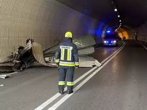 Lkw beschädigt Tunnelverkleidung in Bruneck