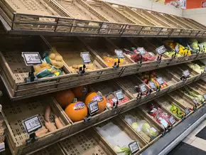 Süditalien:  Leere Supermarktregale und Tankstellen ohne Sprit