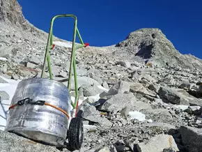 Altes Bierfass taucht in den Alpen auf