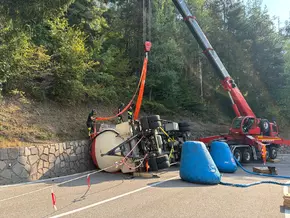 Lkw-Anhänger kippt bei Gummer um: Straße stundenlang gesperrt