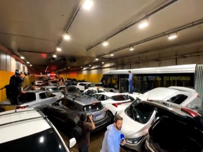 Massenkarambolage in Tunnel während Gewitter - VIDEO