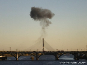 Südbrücke in Kiew erneut von Drohne getroffen