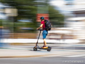 Fußgänger durch E-Scooter-Manöver verletzt