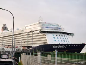 Kreuzfahrtschiff kollidiert in Bremerhaven mit Frachtern