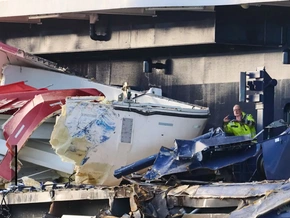 Fataler Crash: Kreuzfahrtschiff kracht in zwei Containerschiffe - VIDEO