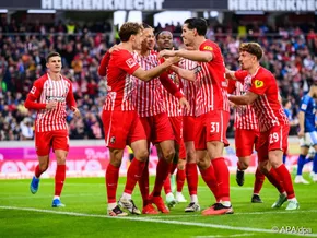 SC Freiburg nach 2:1 gegen Schalke an der Tabellenspitze