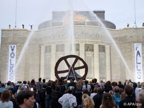 Florentina Holzinger schrubbte Berliner Volksbühnen-Fassade