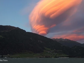Surrealer Abendhimmel verzaubert Südtirol